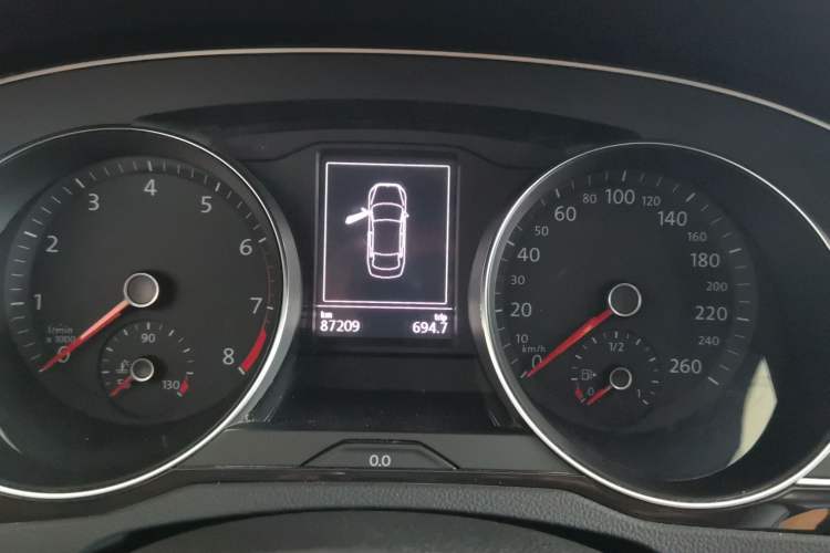 Used Volkswagen Magotan 2018 330TSI DSG Advanced Model Odometer Close Up