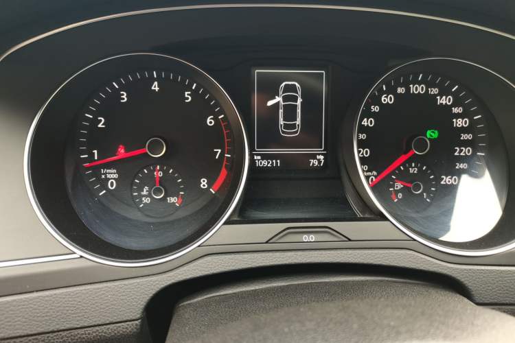 Used Volkswagen Magotan 2018 280TSI DSG Comfort Model Odometer Close Up