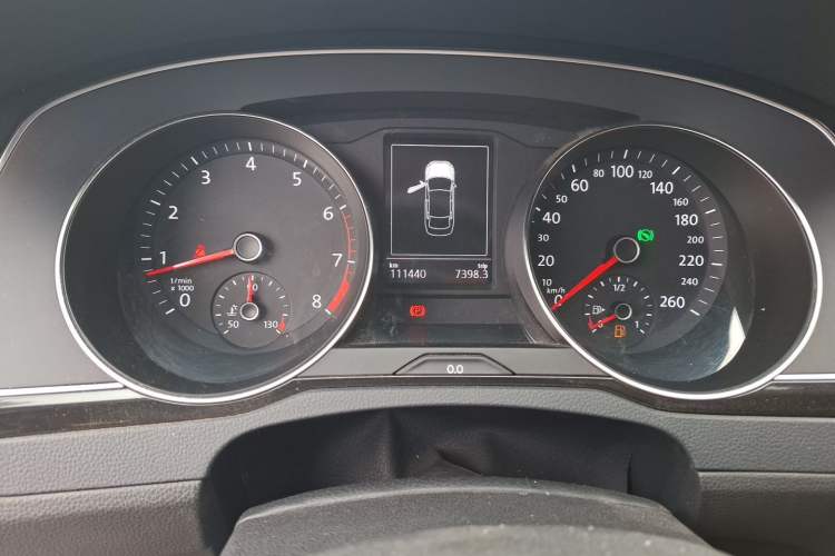 Used Volkswagen Magotan 2018 330TSI DSG Luxury Model Odometer Close Up