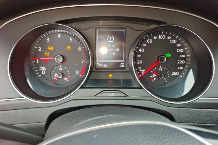 Used Volkswagen Magotan 2018 280TSI DSG Comfort Model Odometer Close Up