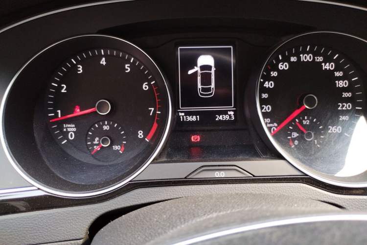 Used Volkswagen Magotan 2018 330TSI DSG Luxury Model Odometer Close Up