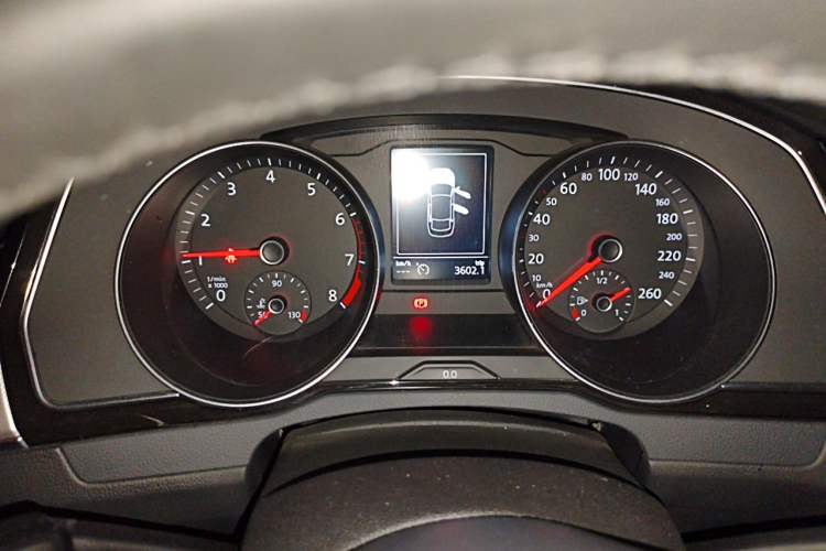 Used Volkswagen Magotan 2018 330TSI DSG Advanced Model Odometer Close Up