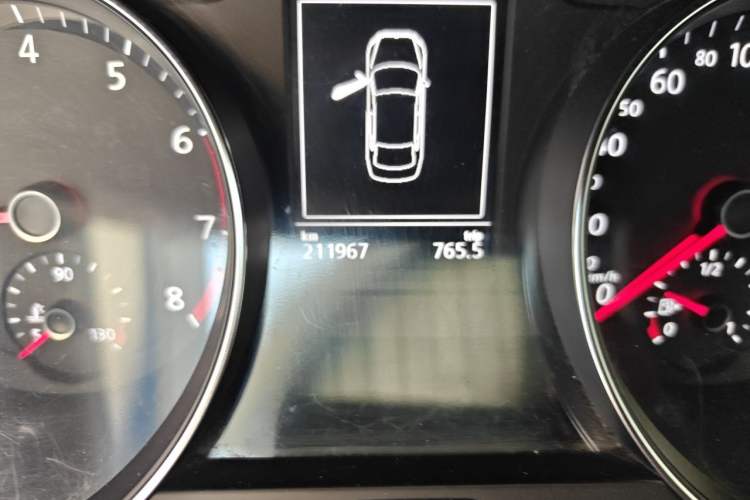 Used Volkswagen Magotan 2018 330TSI DSG Luxury Model Odometer Close Up