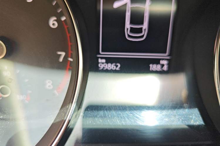 Used Volkswagen Magotan 2018 330TSI DSG Advanced Model Odometer Close Up