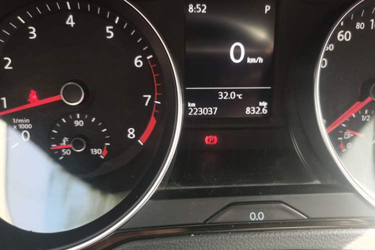Used Volkswagen Magotan 2018 330TSI DSG Advanced Model Odometer Close Up