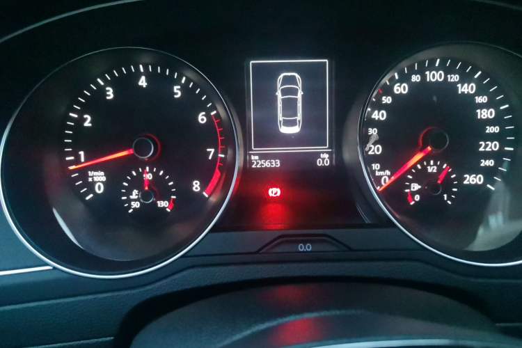 Used Volkswagen Magotan 2018 280TSI DSG Comfort Model Odometer Close Up