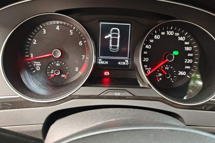 Used Volkswagen Magotan 2018 Facelift 330TSI DSG Luxury Model Odometer Close Up