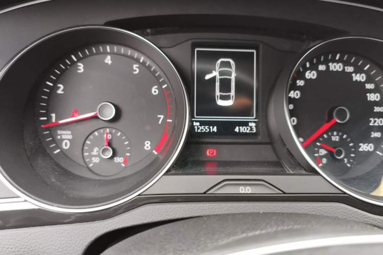 Used Volkswagen Magotan 2018 330TSI DSG Advanced Model Odometer Close Up