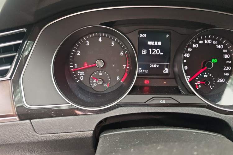 Used Volkswagen Magotan 2018 330TSI DSG Luxury Model Odometer Close Up