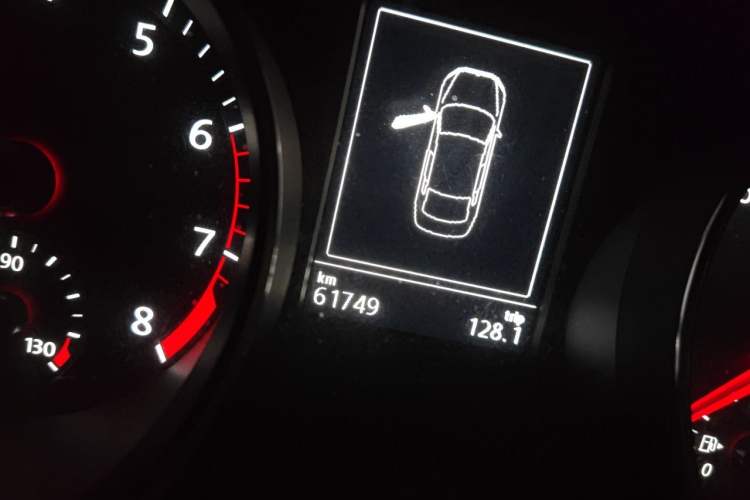 Used Volkswagen Magotan 2018 330TSI DSG Comfort Model Odometer Close Up