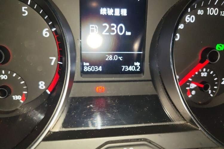 Used Volkswagen Magotan 2018 280TSI DSG Comfort Model Odometer Close Up