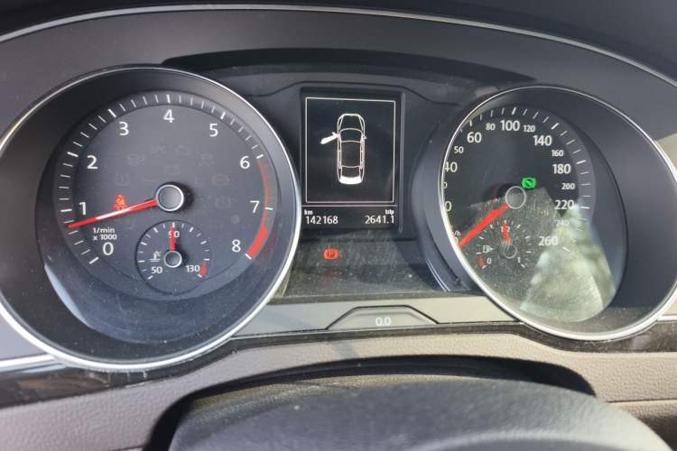 Used Volkswagen Magotan 2018 330TSI DSG Luxury Model Odometer Close Up