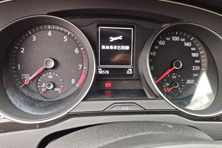 Used Volkswagen Magotan 2018 330TSI DSG Luxury Model Odometer Close Up