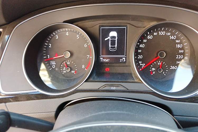 Used Volkswagen Magotan 2018 330TSI DSG Luxury Model Odometer Close Up