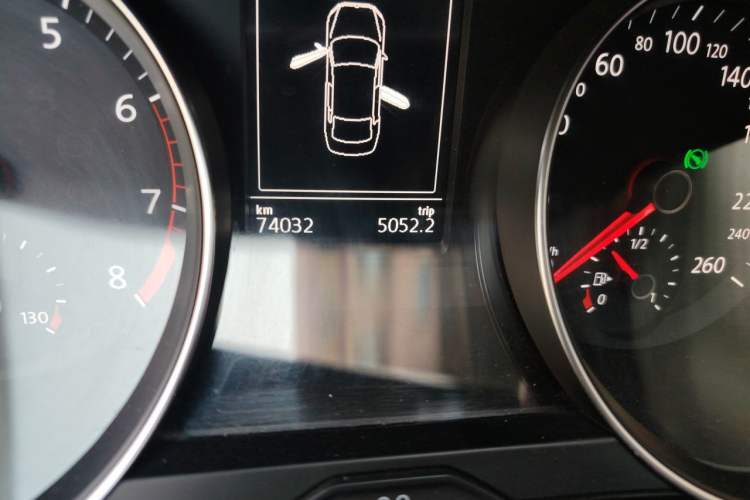 Used Volkswagen Magotan 2018 330TSI DSG Luxury Model Odometer Close Up
