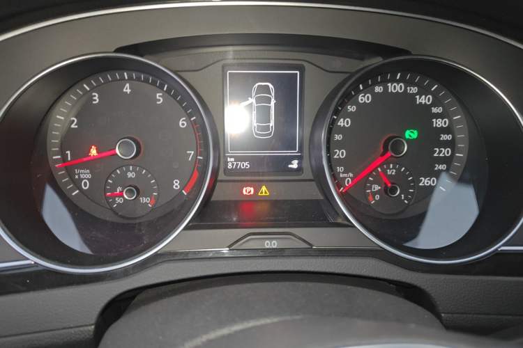 Used Volkswagen Magotan 2018 330TSI DSG Luxury Model Odometer Close Up