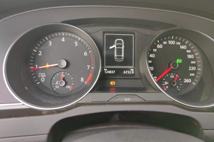 Used Volkswagen Magotan 2018 330TSI DSG Luxury Model Odometer Close Up