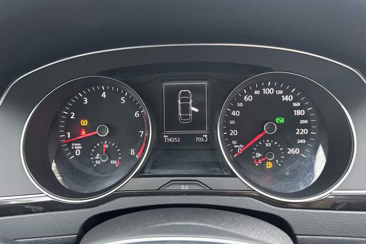 Used Volkswagen Magotan 2018 330TSI DSG Advanced Model Odometer Close Up