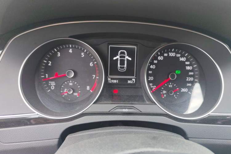 Used Volkswagen Magotan 2018 330TSI DSG Luxury Model Odometer Close Up