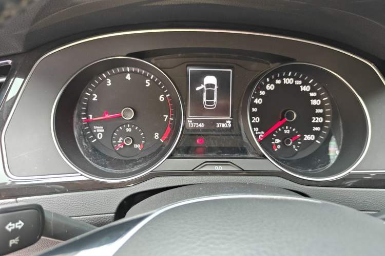 Used Volkswagen Magotan 2018 Facelift 330TSI DSG Luxury Model Odometer Close Up