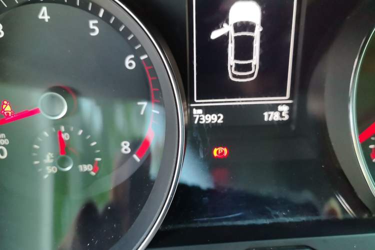 Used Volkswagen Magotan 2018 330TSI DSG Advanced Model Odometer Close Up