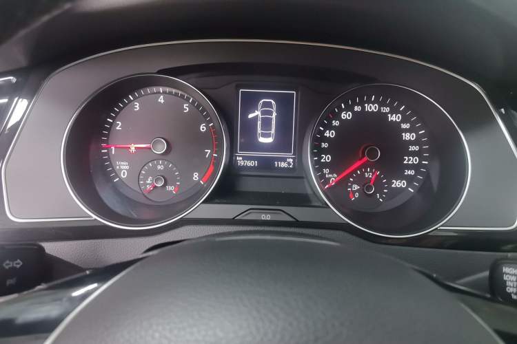 Used Volkswagen Magotan 2018 Facelift 330TSI DSG Luxury Model Odometer Close Up