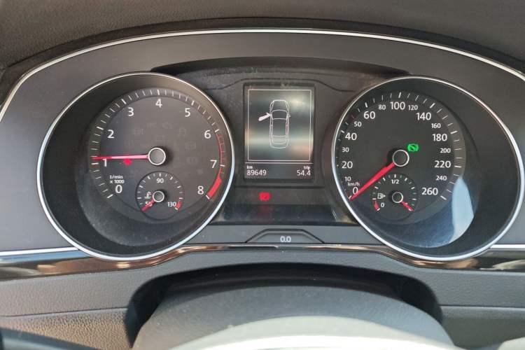 Used Volkswagen Magotan 2018 330TSI DSG Advanced Model Odometer Close Up