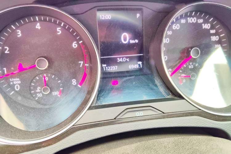 Used Volkswagen Magotan 2018 330TSI DSG Luxury Model Odometer Close Up