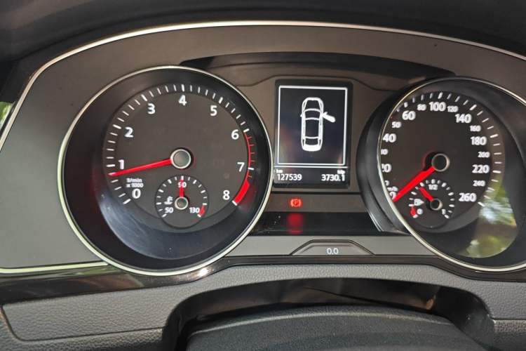Used Volkswagen Magotan 2018 330TSI DSG Luxury Model Odometer Close Up