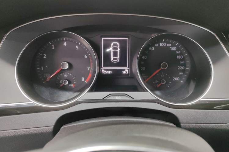 Used Volkswagen Magotan 2018 Facelift 330TSI DSG Luxury Model Odometer Close Up