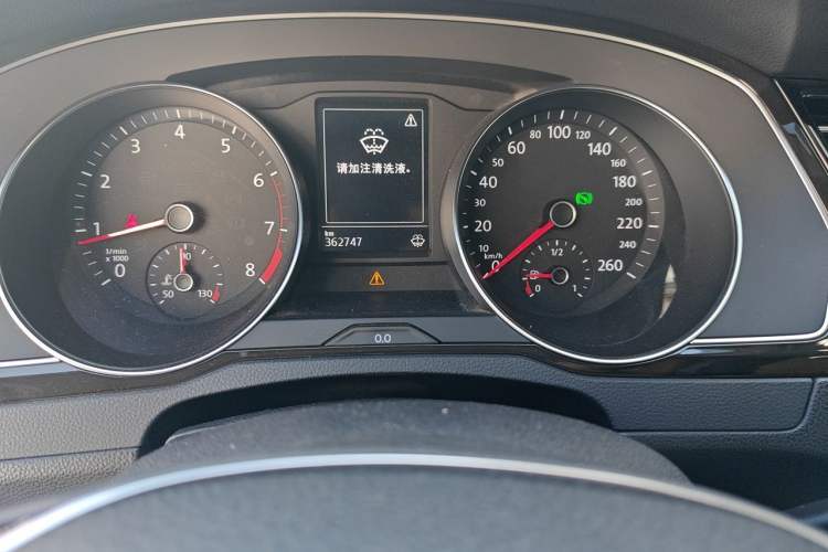 Used Volkswagen Magotan 2018 330TSI DSG Luxury Model Odometer Close Up