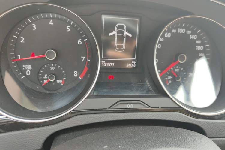 Used Volkswagen Magotan 2018 330TSI DSG Advanced Model Odometer Close Up