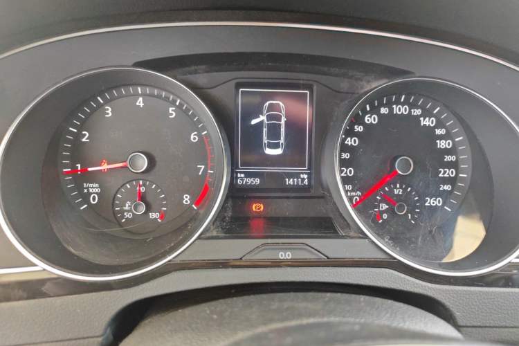 Used Volkswagen Magotan 2018 330TSI DSG Advanced Model Odometer Close Up