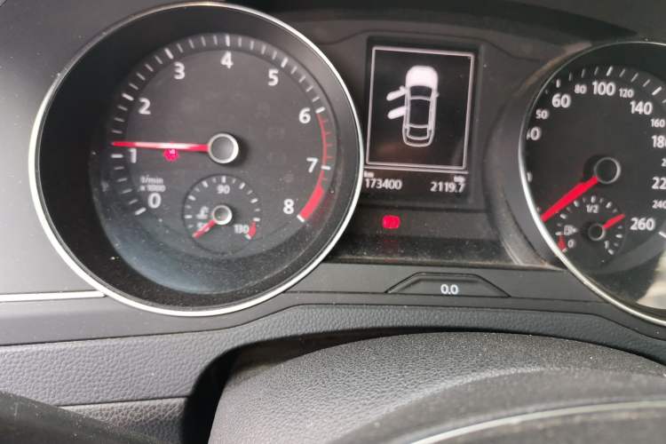Used Volkswagen Magotan 2018 280TSI DSG Comfort Model Odometer Close Up