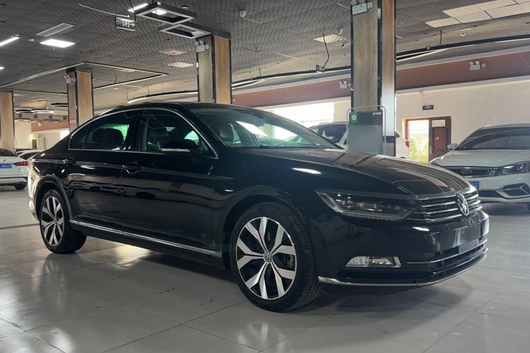 Used Volkswagen Magotan 2018 330TSI DSG Luxury Model Rear Right 45 Deg