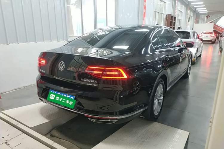 Used Volkswagen Magotan 2018 380TSI DSG Luxury Model Rear Right 45 Deg