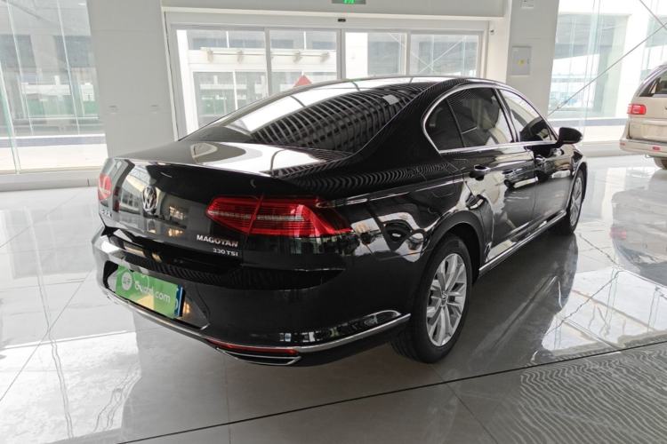 Used Volkswagen Magotan 2018 330TSI DSG Luxury Model Rear Right 45 Deg