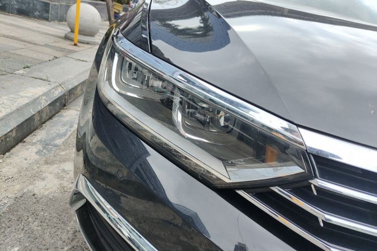 Used Volkswagen Magotan 2018 330TSI DSG Luxury Model Right Front Headlight