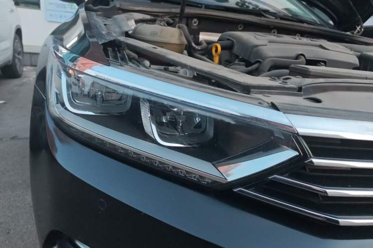 Used Volkswagen Magotan 2018 330TSI DSG Luxury Model Right Front Headlight