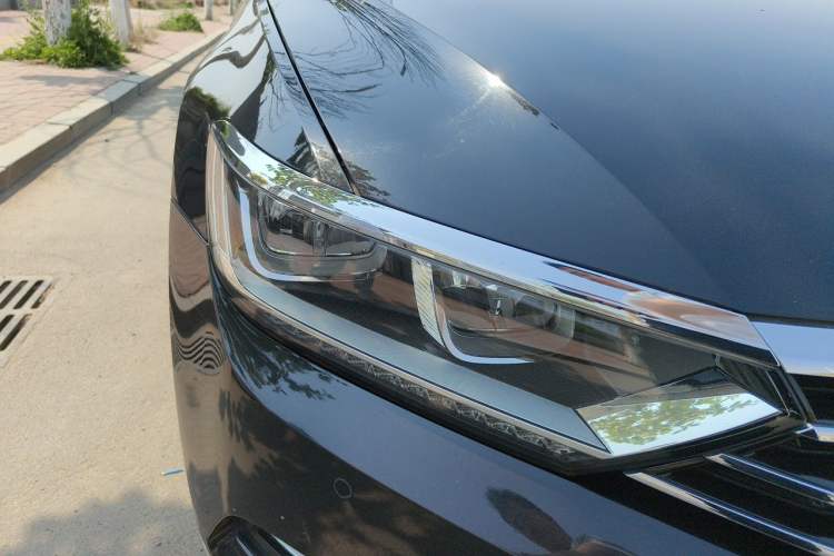 Used Volkswagen Magotan 2018 330TSI DSG Luxury Model Right Front Headlight