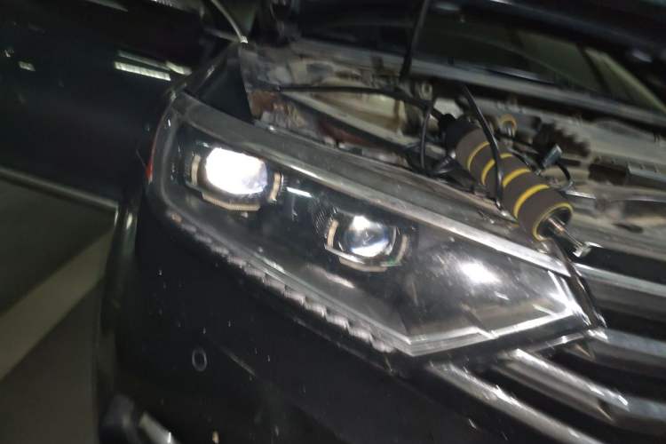 Used Volkswagen Magotan 2018 280TSI DSG Comfort Model Right Front Headlight
