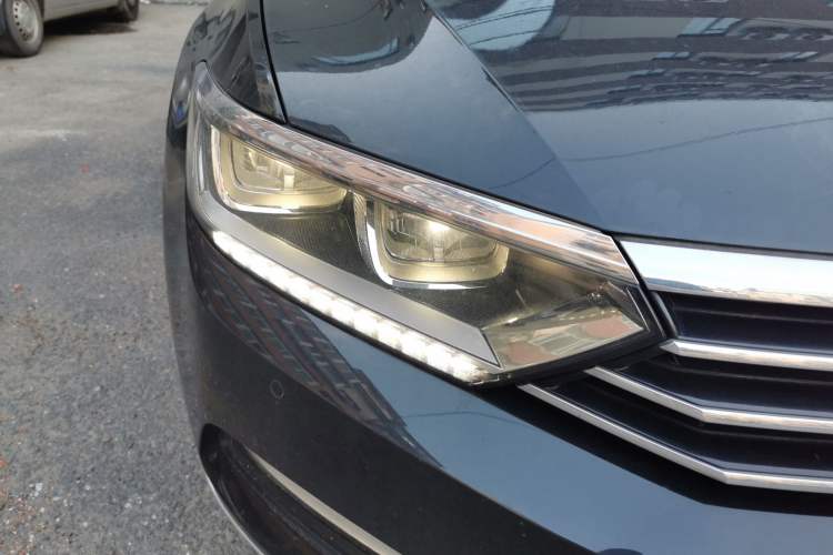 Used Volkswagen Magotan 2018 330TSI DSG Luxury Model Right Front Headlight