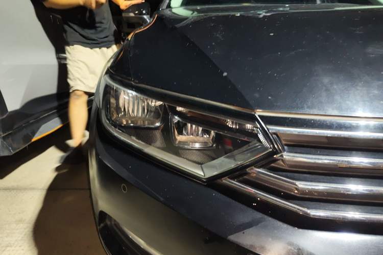 Used Volkswagen Magotan 2018 280TSI DSG Comfort Model Right Front Headlight