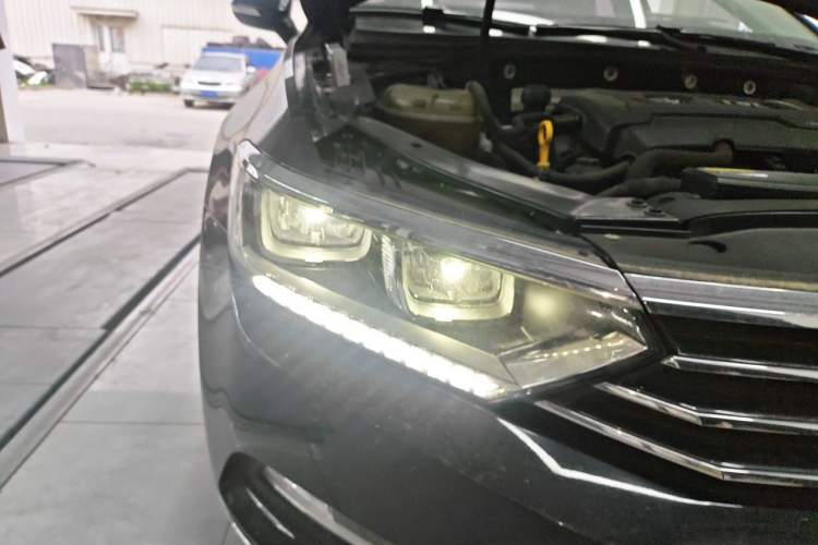 Used Volkswagen Magotan 2018 Facelift 330TSI DSG Luxury Model Right Front Headlight