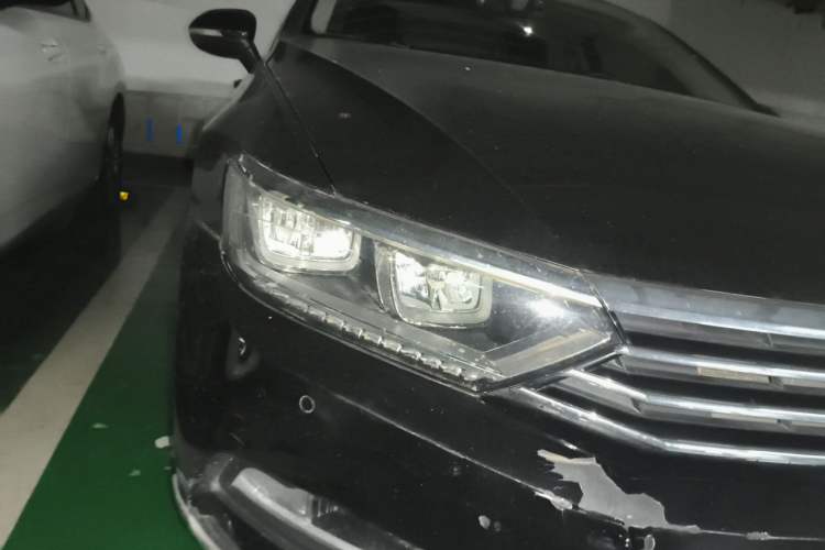 Used Volkswagen Magotan 2018 330TSI DSG Luxury Model Right Front Headlight