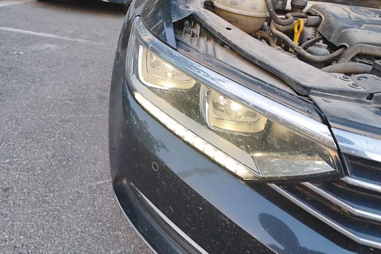 Used Volkswagen Magotan 2018 330TSI DSG Luxury Model Right Front Headlight
