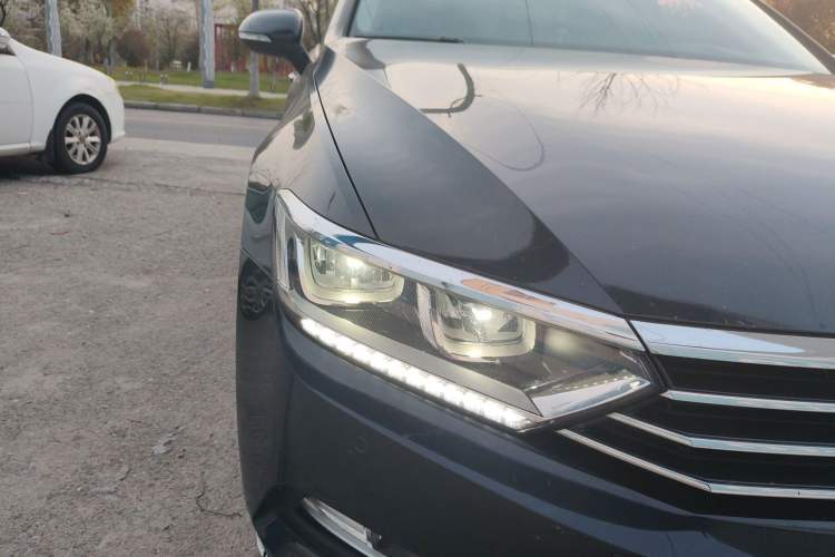 Used Volkswagen Magotan 2018 330TSI DSG Luxury Model Right Front Headlight