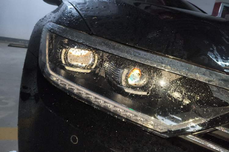 Used Volkswagen Magotan 2018 280TSI DSG Comfort Model Right Front Headlight