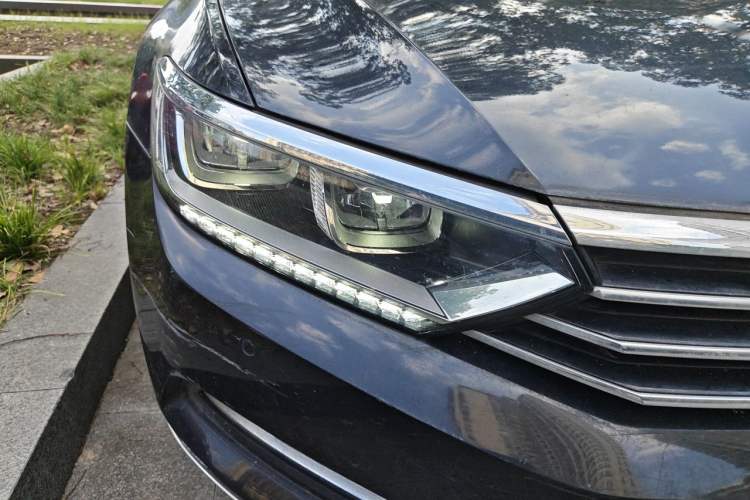 Used Volkswagen Magotan 2018 330TSI DSG Luxury Model Right Front Headlight