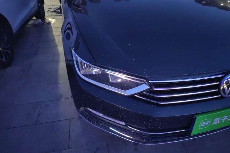 Used Volkswagen Magotan 2018 280TSI DSG Comfort Model Right Front Headlight